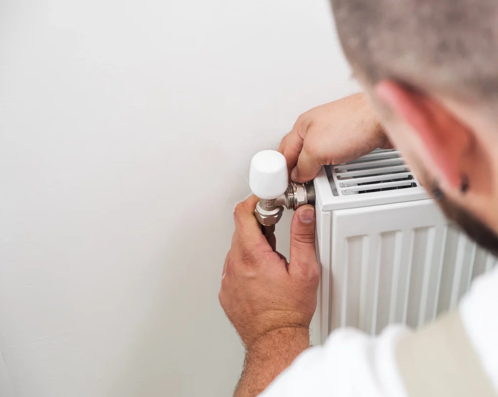 Entretien d’un radiateur de chauffage par un chauffagiste PCMI